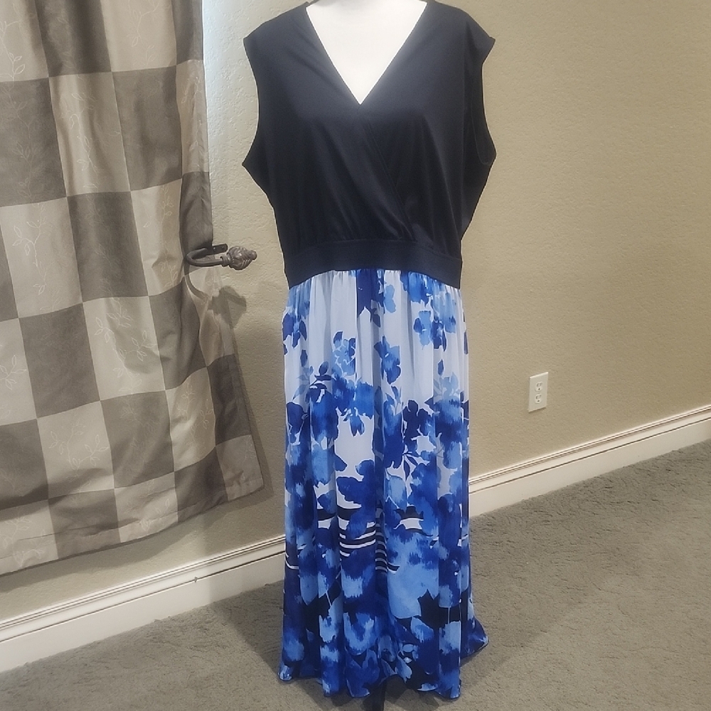 Chic Navy Floral Maxi Dress
